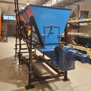 dosing feed hopper 175 cu ft capacity with screw auger front view